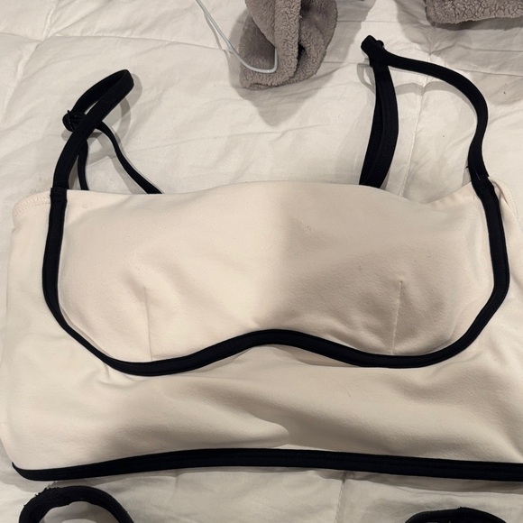 ALO xs Yoga Cream and Black Sports Bra Lulú S2 - Picture 5 of 7
